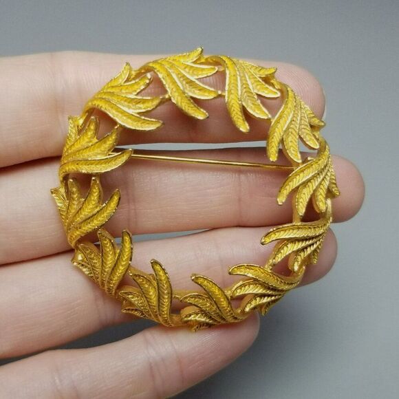 Vintage Mamselle Gold Tone Wreath Circle Brooch, Signed Lapel Pin Estate - Picture 5 of 8